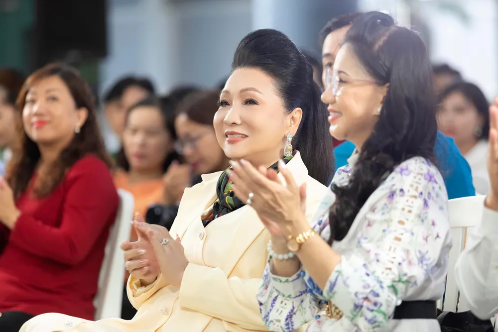 NSND Bạch Tuyết và NSUT Phượng Loan tại buổi giới thiệu "Chuông vàng vọng cổ 2023" NSND Bạch Tuyết và NSUT Phượng Loan tại buổi giới thiệu "Chuông vàng vọng cổ 2023"