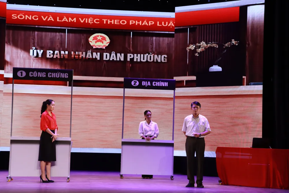 Nghệ sĩ Bảo Trí (bìa phải) cùng các diễn viên không chuyên đại diện quận 3 dự thi với tiểu phẩm &quot;Nhân viên năm tốt&quot;.