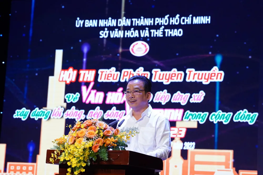 Ông Võ Trọng Nam, Phó Giám đốc Sở VH&amp;TT TP.HCM, phát biểu tại đêm khai mạc hội thi. Ảnh: VĂN HÀ