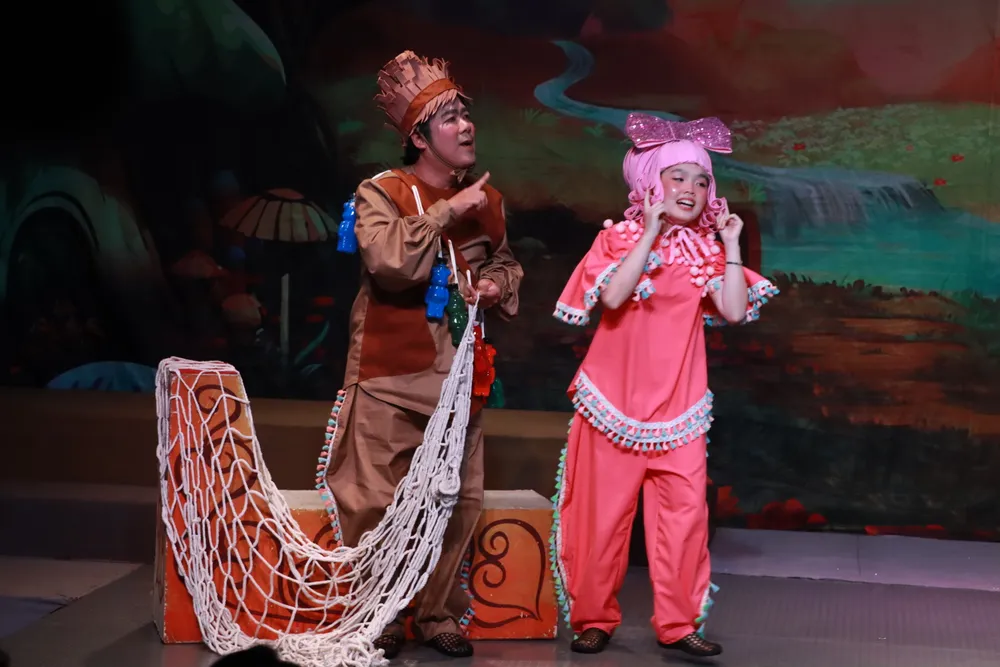 Chành Bành ( NS Chánh Trực) và con gái Chành Chành (Lan Nhi)