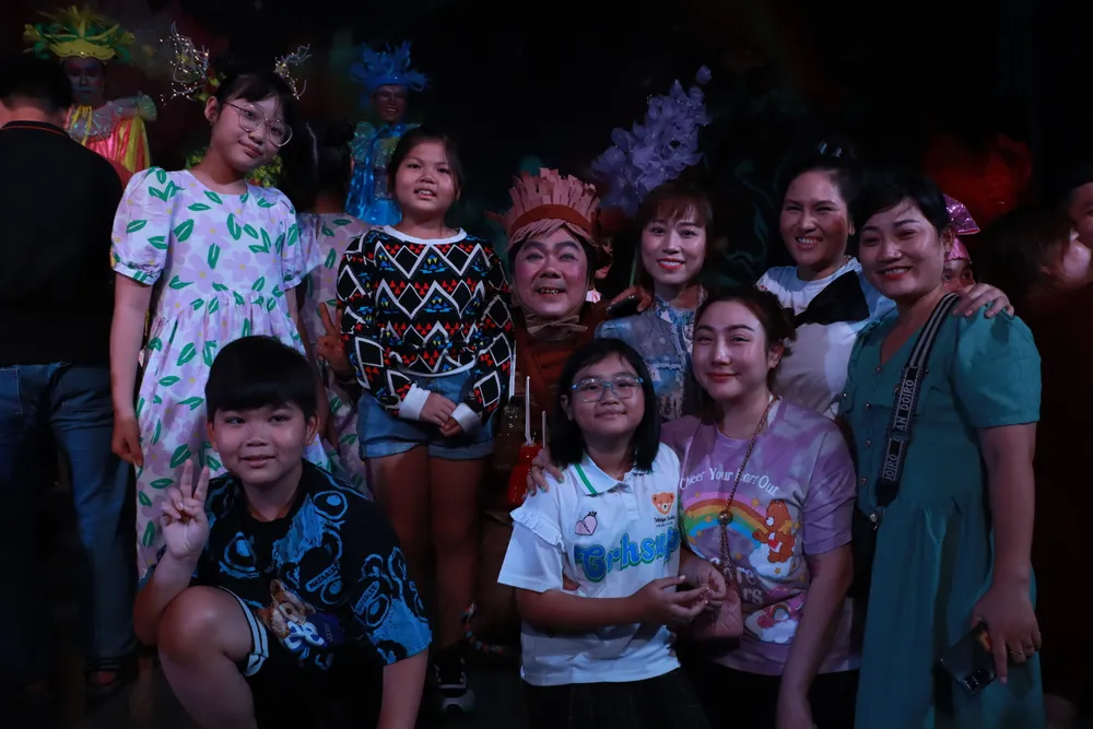 Đông đảo khán giả nhí chụp hình cùng các nghệ sĩ