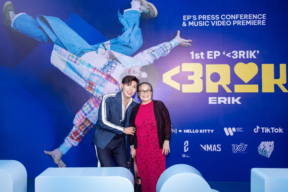 Erik và cô giáo Thanh Huệ