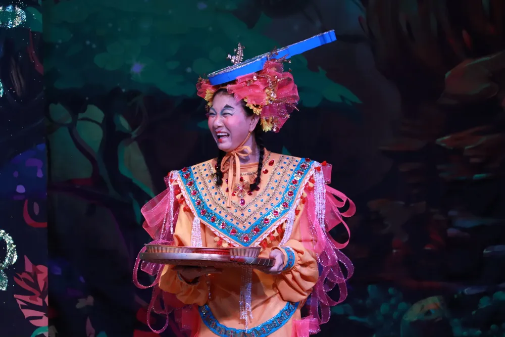 NSƯT Mỹ Uyên với vai cô hầu mang tên Dờ Ét Dét