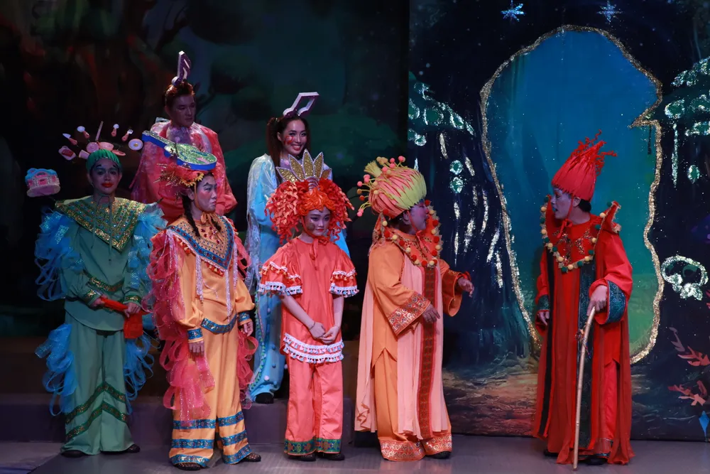 Các diễn viên được đầu tư trang phục sặc sỡ