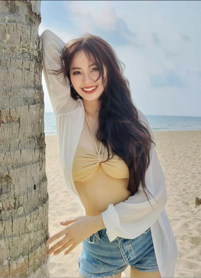 Thường ngày, người đẹp Nghệ An chuộng phong cách trẻ trung, năng động. Á hậu khéo léo phối áo sơ mi trắng cùng quần jeans ngắn tạo sự gợi cảm và khỏe khoắn khi đi biển.