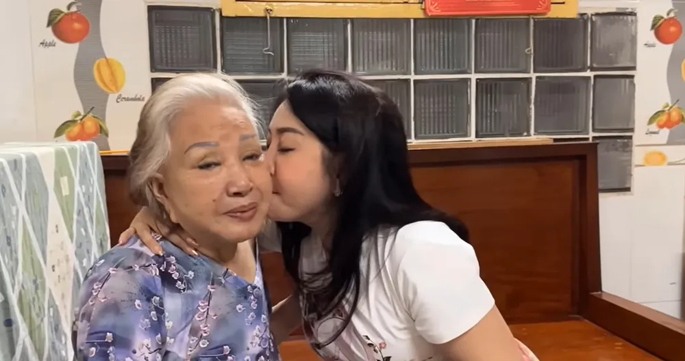 NSƯT Thoại Mỹ và nghệ sĩ Hồng Nga. Ảnh: Chụp màn hình NSƯT Thoại Mỹ và nghệ sĩ Hồng Nga. Ảnh: Chụp màn hình