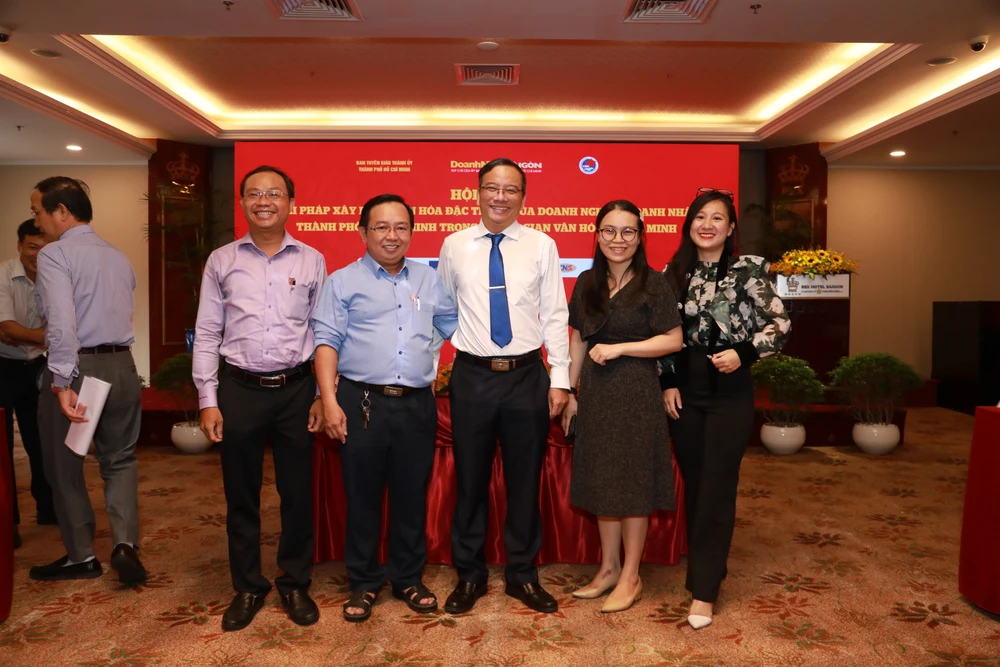 Ông Nguyễn Minh Hải (giữa), Trưởng Phòng Báo chí – Xuất bản, Ban Tuyên giáo Thành ủy cùng các đại biểu tại hội thảo