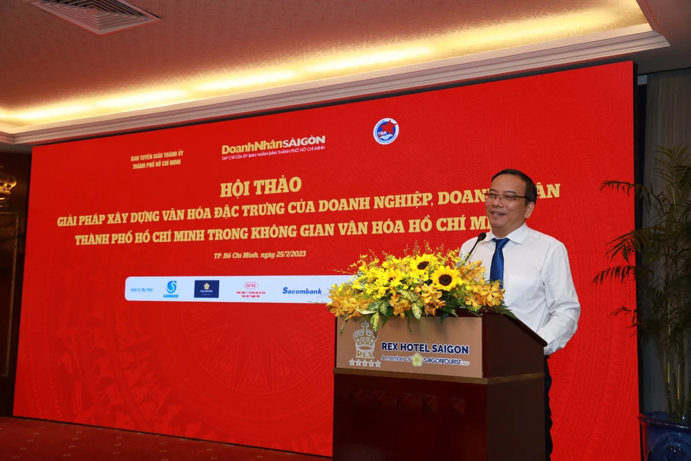 Ông Nguyễn Minh Hải (giữa), Trưởng Phòng Báo chí – Xuất bản, Ban Tuyên giáo Thành ủy phát biểu tại hội thảo