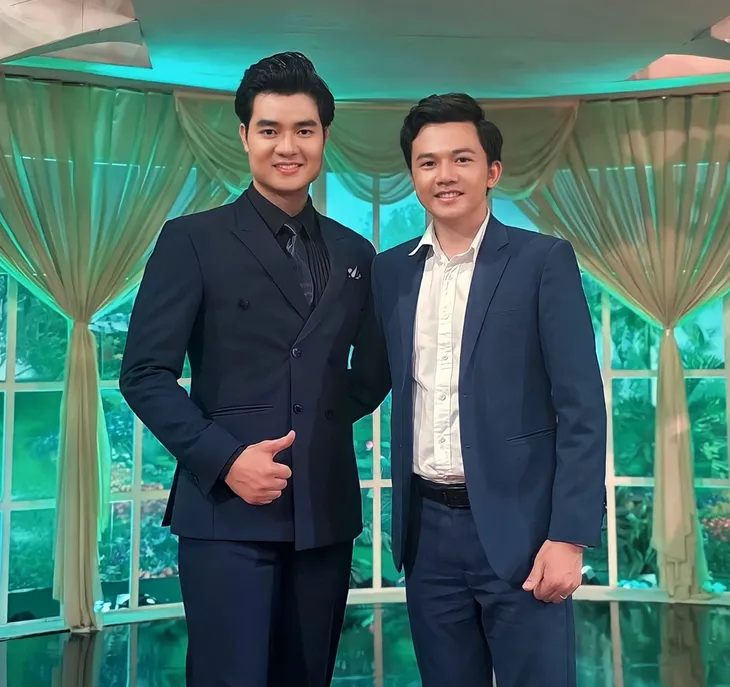 Nhạc sĩ Nguyễn Bá Hùng (phải) và ca sĩ Đào Mác, ca sĩ thể hiện ca khúc. Ảnh: NSCC