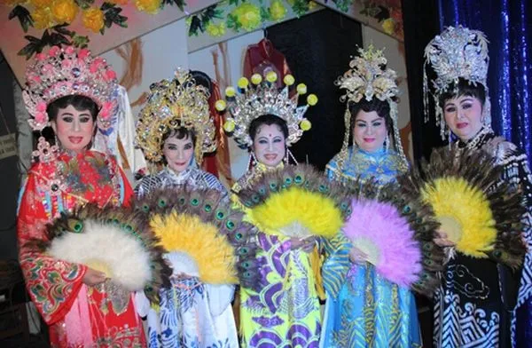 Nghệ sĩ Xuân Yến (thứ hai từ phải qua) cùng cố nghệ sĩ Bạch Mai và các nghệ sĩ Nghệ sĩ Xuân Yến (thứ hai từ phải qua) cùng cố nghệ sĩ Bạch Mai và các nghệ sĩ