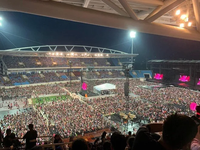 Nhiều khu vực bên trong sân vận động bị bỏ trống hoàn toàn. Ảnh: H.O Kcrush Nhiều khu vực bên trong sân vận động bị bỏ trống hoàn toàn. Ảnh: H.O Kcrush