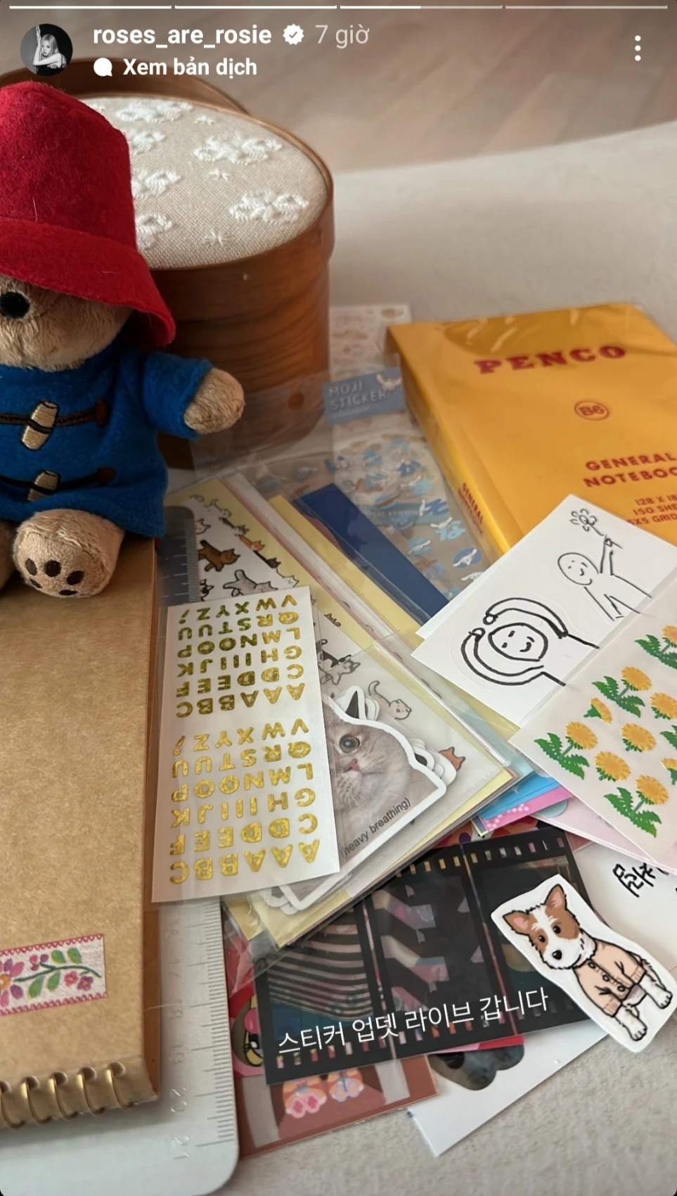 Giọng ca chính của Black Pink khoe những món quà từ fan Việt. Ảnh: Chụp màn hình