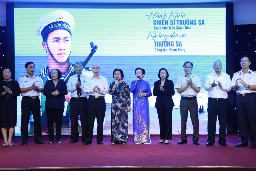 Bà Trương Mỹ Hoa cùng các đại biểu, thành viên trong CLB &quot;Vì Hoàng sa- Trường Sa thân yêu&quot; thể hiện ca khúc gắn với CLB