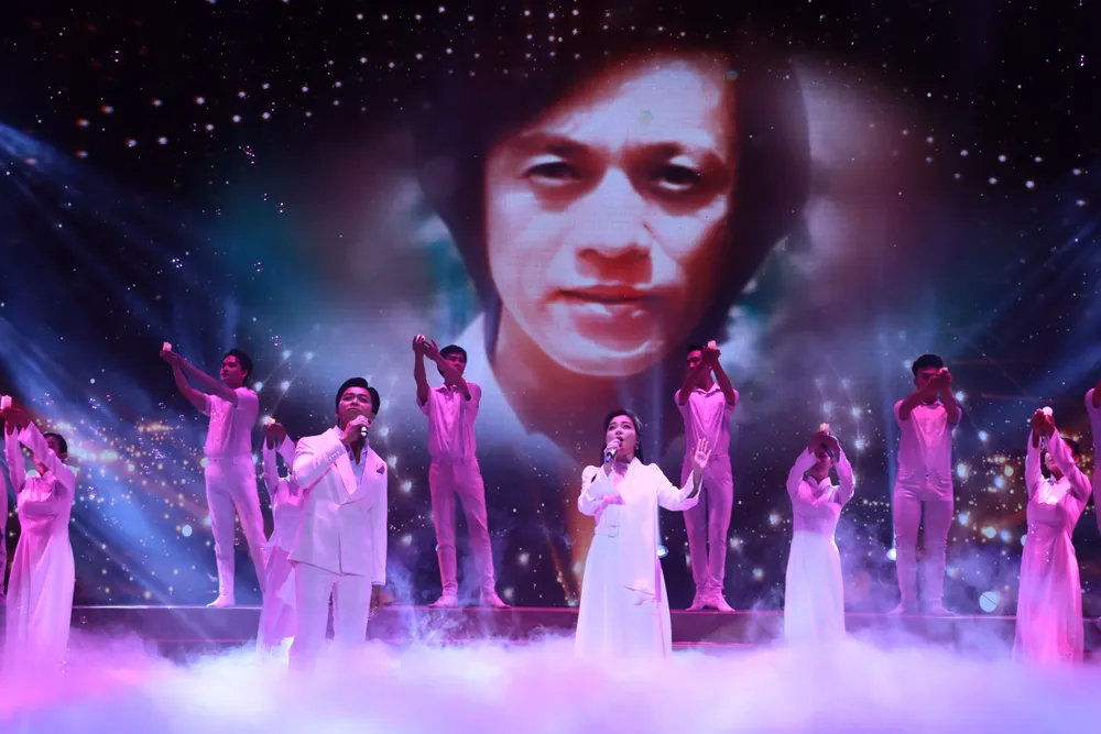 Lân Nhã và Khánh Ngọc khép lại chương trình với ca khúc Tình yêu mãi mãi