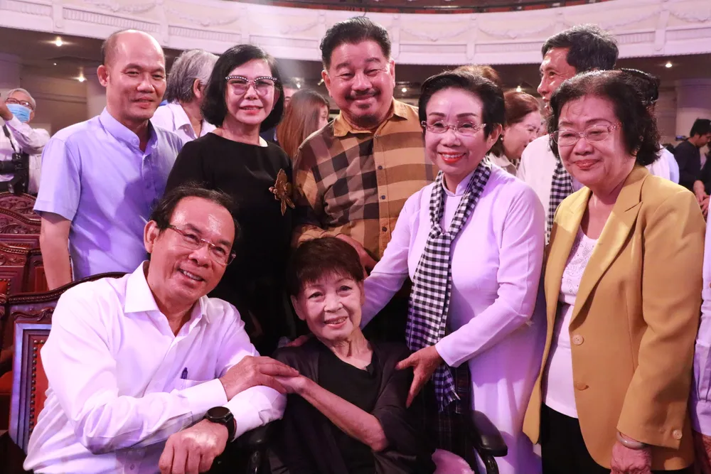 Ông Nguyễn Văn Nên, Bí thư Thành uỷ TP.HCM cùng các đại biểu chụp hình cùng bà xã cố nhạc sĩ Tôn Thất Lập