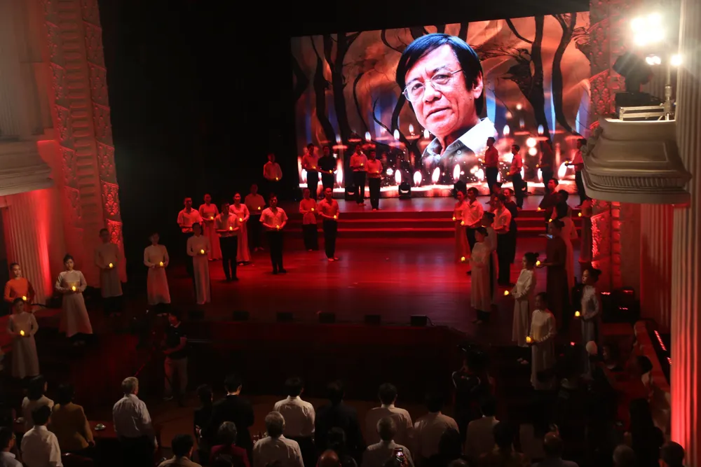 Lãnh đạo TP.HCM cùng các khán giả dành phút mặc niệm tưởng nhớ nhạc sĩ Tôn Thất Lập. Ảnh: VĂN HÀ