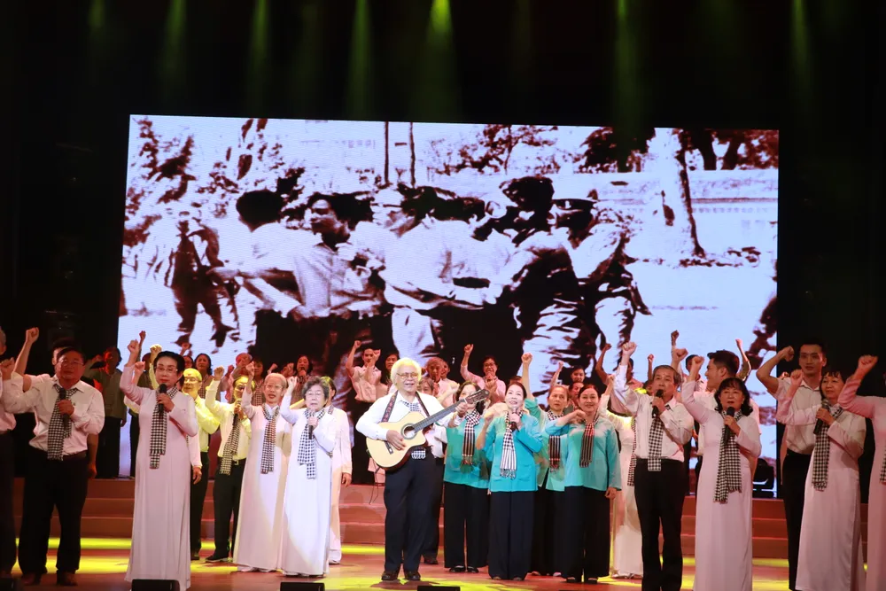 Nhạc sĩ Trần Xuân Tiến và CLB truyền thống Thành Đoàn thể hiện ca khúc &quot;Hát cho dân tôi nghe&quot;.