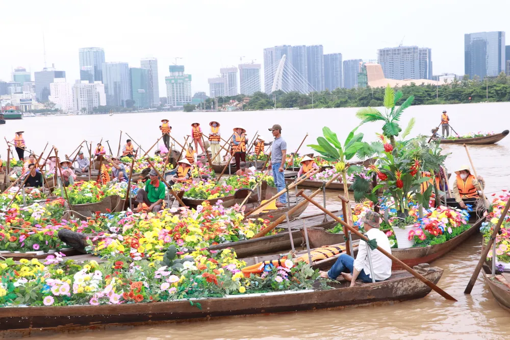Từng hàng ghe bông xếp hàng trên dòng sông SG, nét đặc trưng của vùng đất phương Nam
