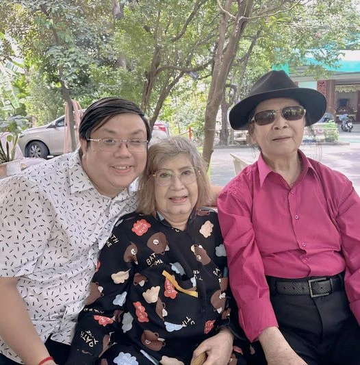 Danh ca Minh Cảnh gặp lại NSƯT Diệu Hiền sau 30 năm. Ảnh: FB Lư Hoàng Gia Bảo