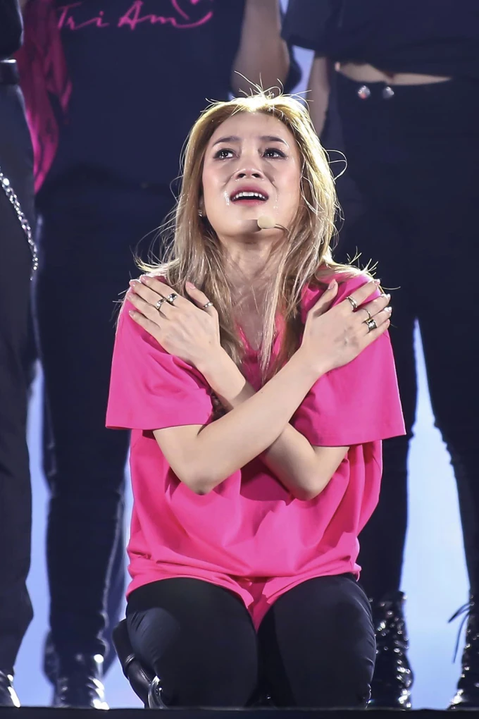 Hình ảnh Mỹ Tâm quỳ cảm ơn khán giả ở liveshow "Tri âm" tháng 11-2022. Ảnh: MT Entertainment