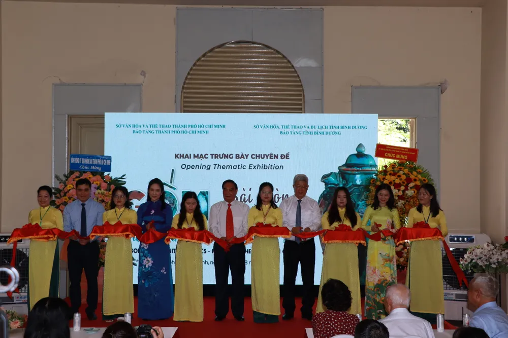 Lãnh đạo TP và bảo tàng TP.HCM cắt băng khai mạc chuyên đề triễn lãm