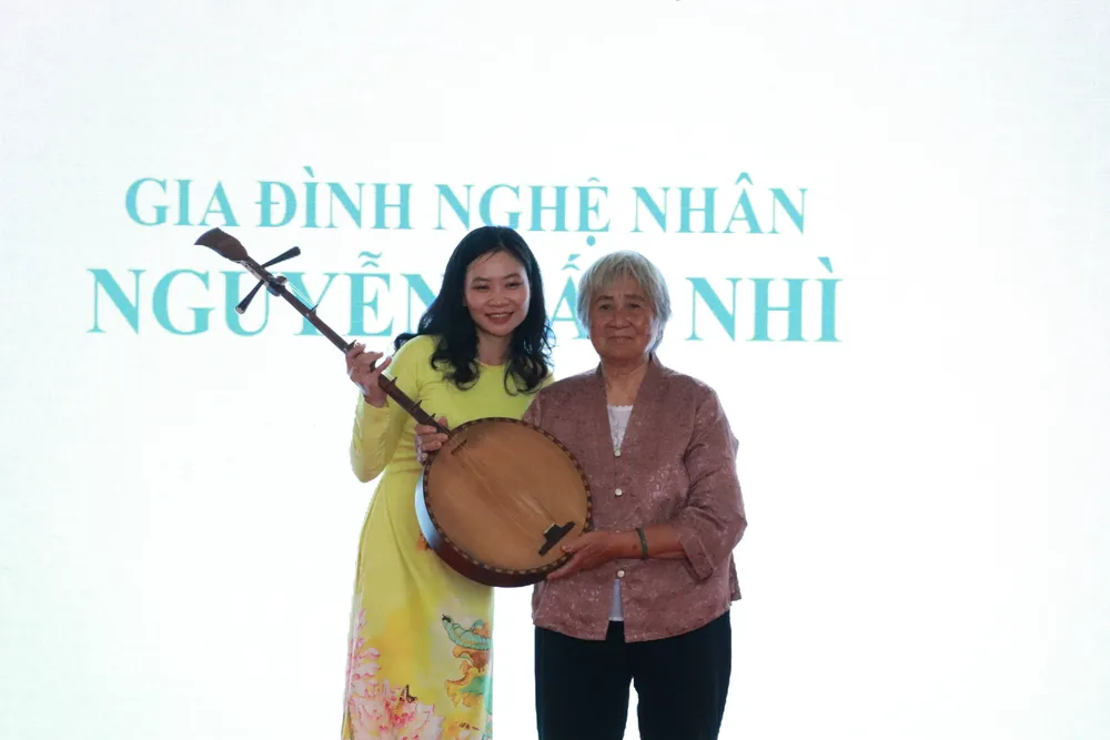 Bà Trang tiếp nhận hiện vật từ gia đình nghệ nhân Nguyễn Tấn Nhì