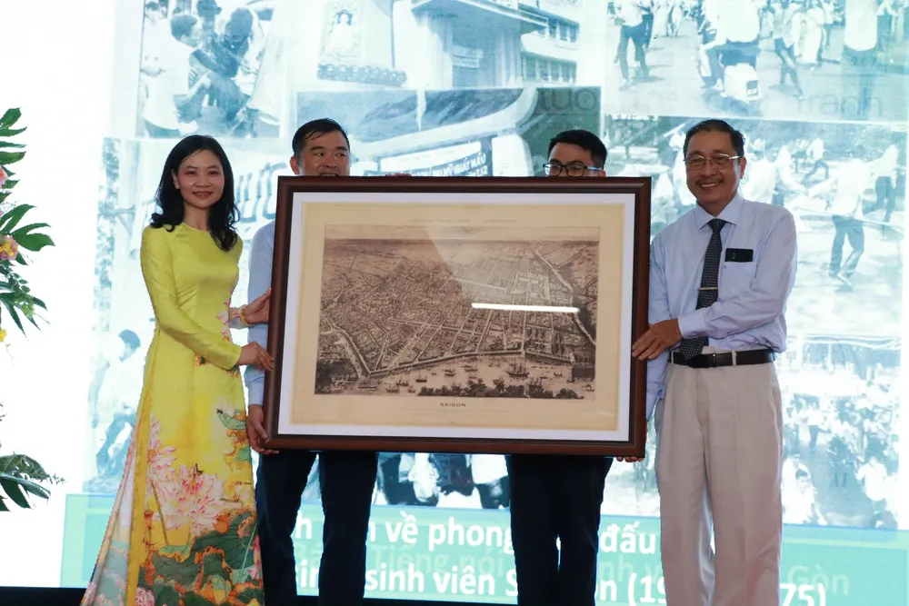 Nhà sưu tập Nguyễn Đại Hùng Lộc (bìa phải) trao tặng bộ tem cho bảo tàng