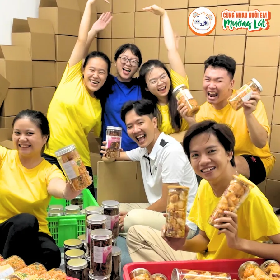 Nhóm start-up trẻ cùng các sản phẩm của mình Nhóm start-up trẻ cùng các sản phẩm của mình