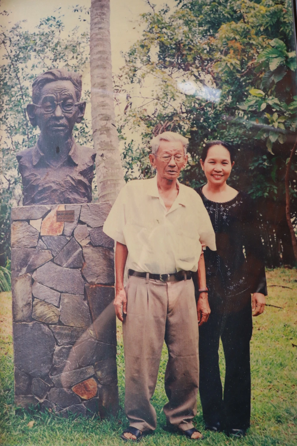 Bà Đào Thúy Hằng cùng ba của mình, cố nhà văn Sơn Nam. Ảnh: NVCC