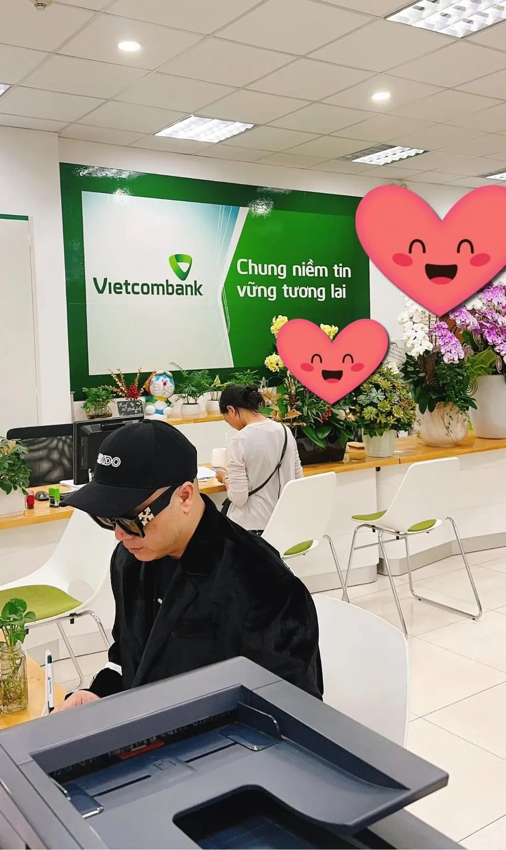 NTK Đỗ Mạnh Cường làm việc với ngân hàng về việc đóng tài khoản và sao kê hôm 14-8. Ảnh: FBNV