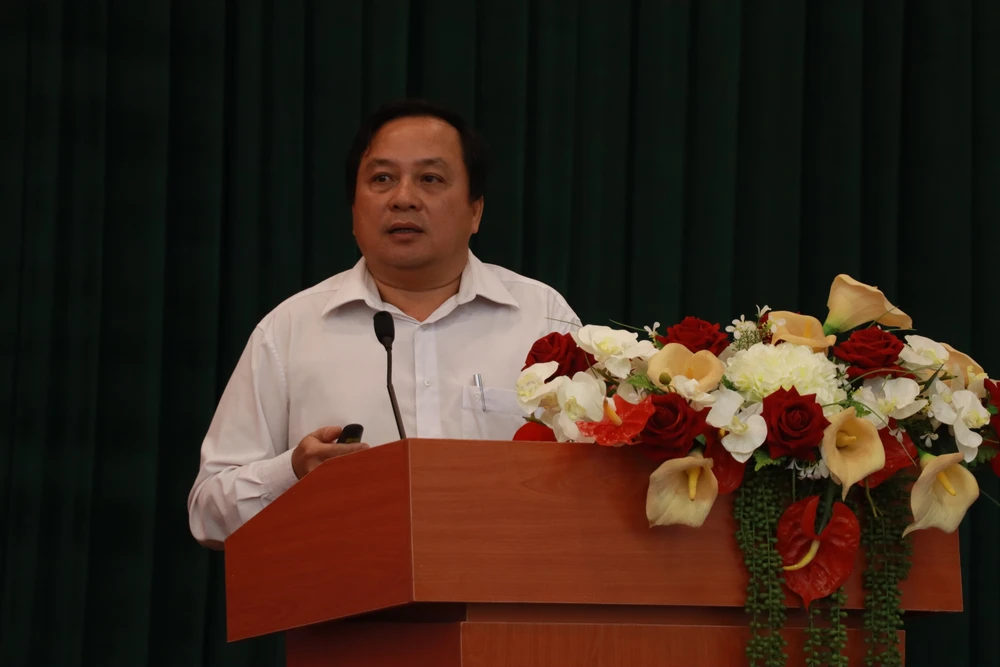 ThS Vĩnh Quốc Bảo, PGĐ Thư viện Khoa học tổng hợp phát biểu tại hội thảo