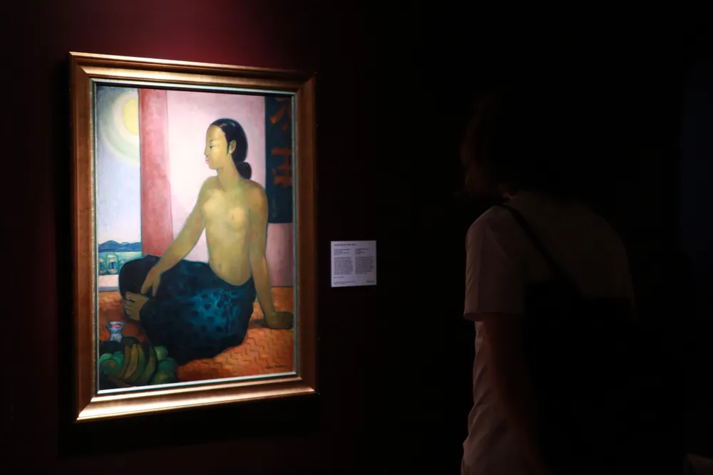 Người xem thưởng lãm tác phẩm &quot;Thiếu nữ Việt Nam ngồi nghỉ&quot; của André Maire