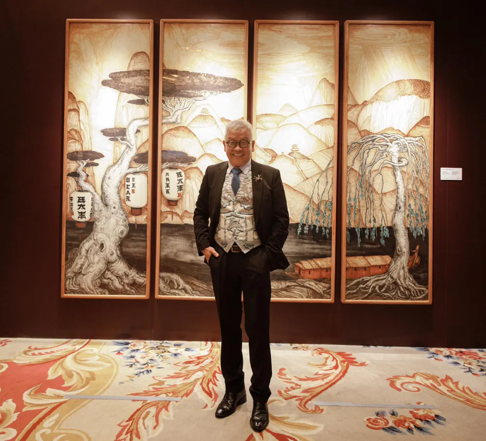 Nhà nghiên cứu mỹ thuật Ngô Kim Khôi cùng tác phẩm của André Maire