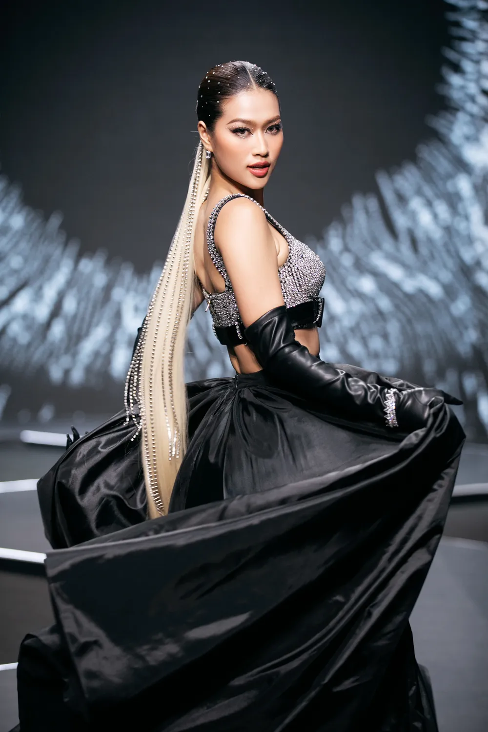 Cuối cùng, Hoa hậu Đoàn Thiên Ân kết show mãn nhãn với hình thể thăng hạng, gương mặt sắc sảo cùng thần thái đầm chất đương kim Miss Grand Vietnam.