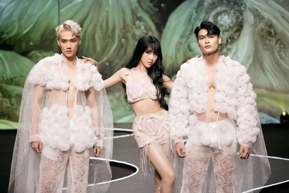 Lê Nguyễn Ngọc Hằng (Miss Intercontinental Vietnam 2023) cùng Minh Toại (Á quân The Face Vietnam 2023) và Khánh Lâm (Á quân Nam vương thế giới 2023) cùng nhau mở màn cho BST Rose Thorns&quot; của NTK Ivan Trần.