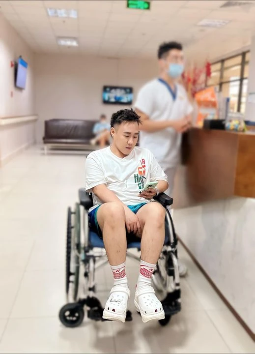 Hình ảnh Trung Quân Idol trong bệnh viện sau khi gãy xương sườn. Ảnh: FBNV