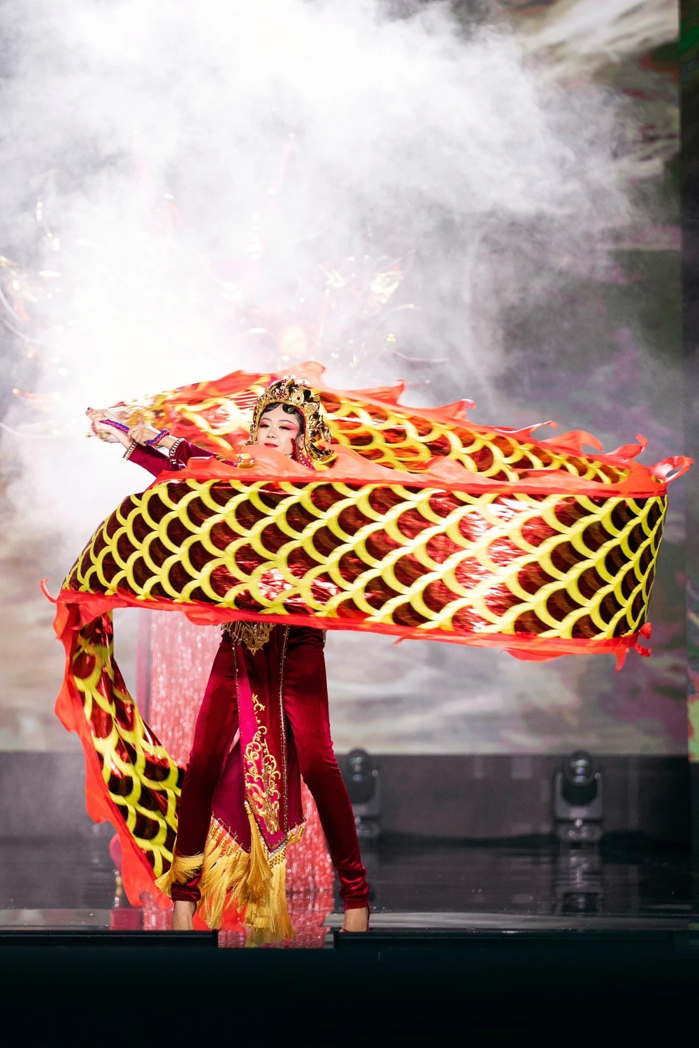 Mẫu thiết kế Vũ khúc Thiên Long lấy cảm hứng từ múa lân của Nguyễn Lê Vĩnh Tường.