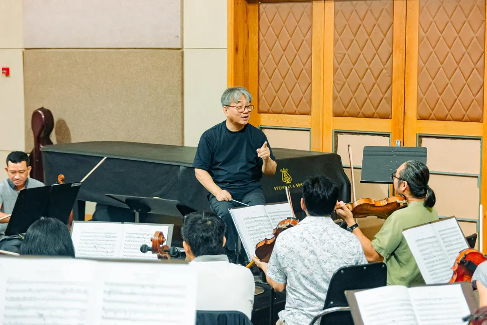 Nhạc trưởng Honna Tetsuji cùng các nghệ sĩ tập luyện cho đêm nhạc. Ảnh: HBSO