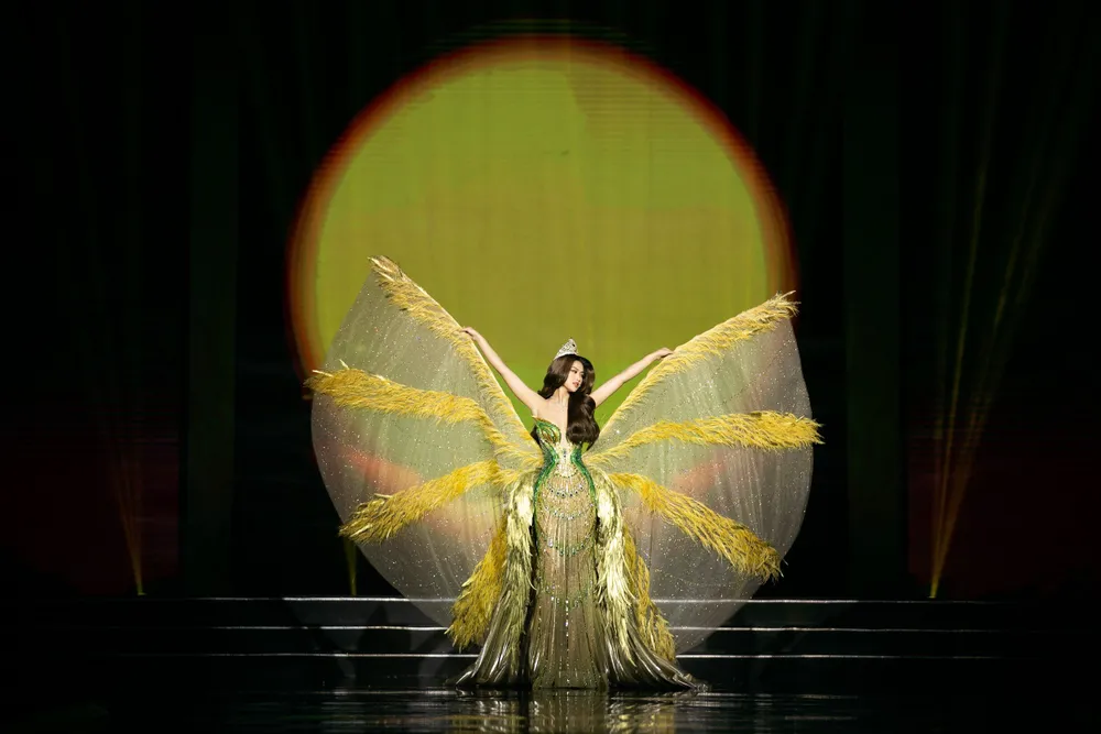 Đoàn Thiên Ân &quot;hoá bướm&quot; trong màn final walk.