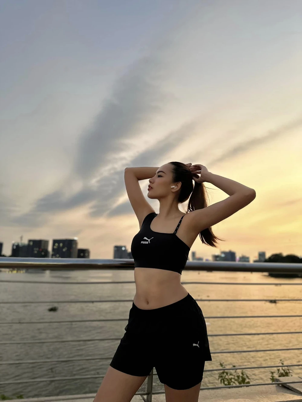 Trong những bộ trang phục đơn giản, khoẻ khoắn thì Hoàng Phương cũng chiếm được tình cảm của fan hâm mộ