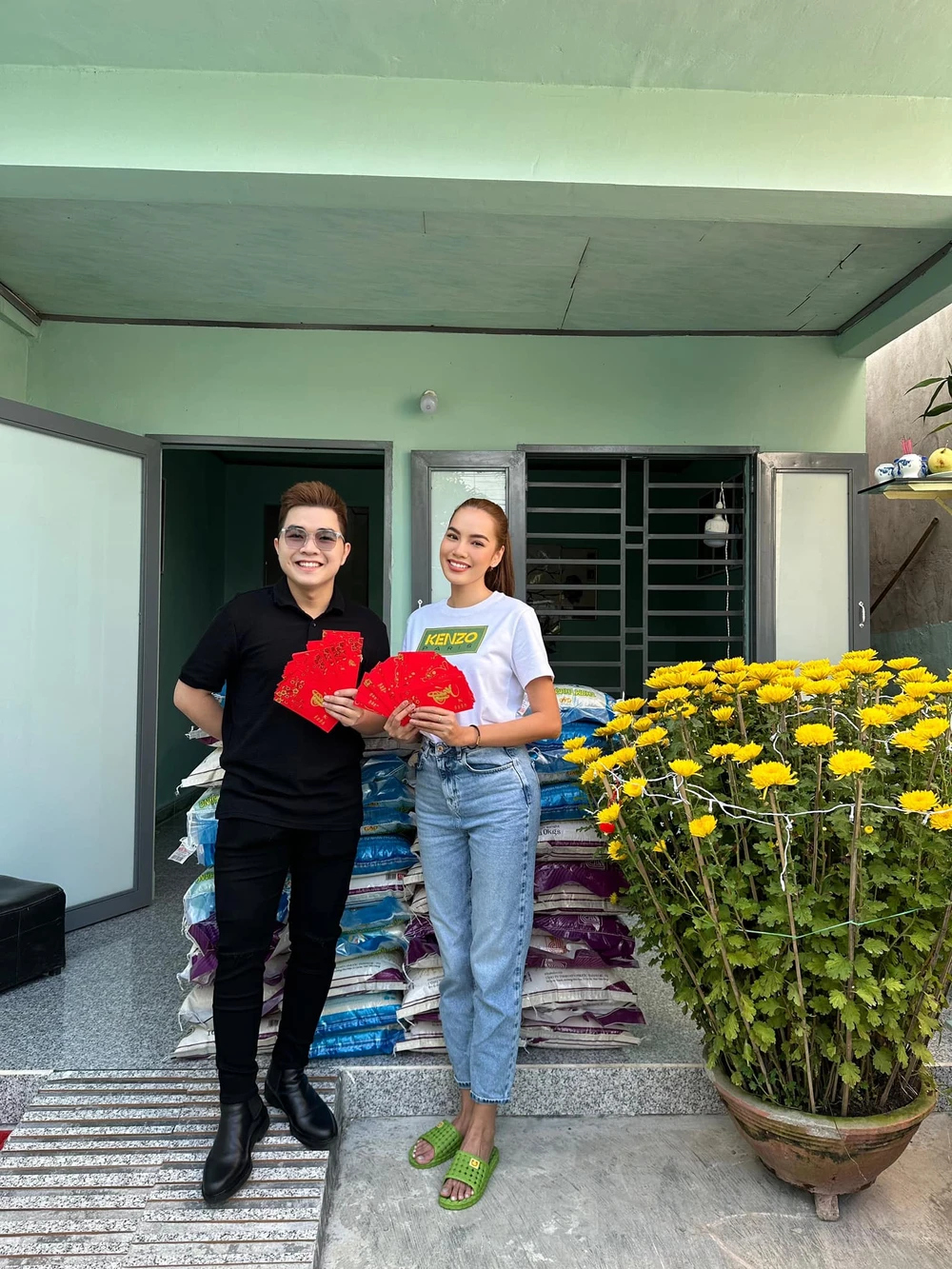 Người đẹp cũng thường xuyên tham gia các công tác thiện nguyện