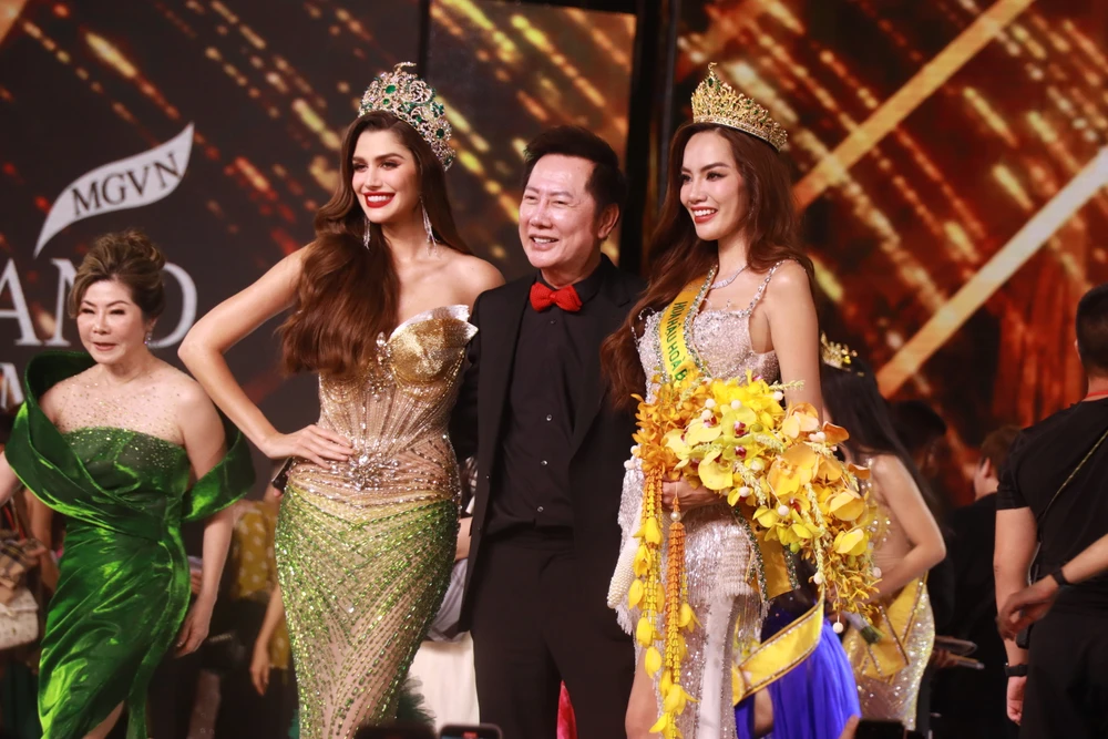 Lê Hoàng Phương Miss Grand Vietnam 2023 chụp hình cùng ông Nawat Itsaragrisil, Chủ tịch Miss Grand International và Isabella Menin - Hoa hậu đẹp nhất thế giới 2022, đồng thời là đương kim Miss Grand International. Ảnh: THĂNG BÌNH