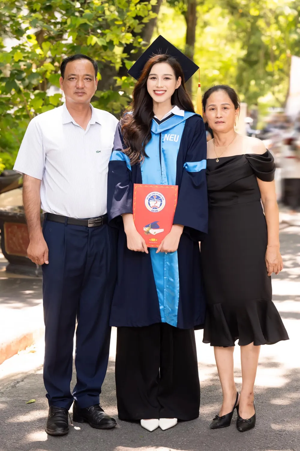 Đỗ Thị Hà cùng bố mẹ trong buổi lễ tốt nghiệp