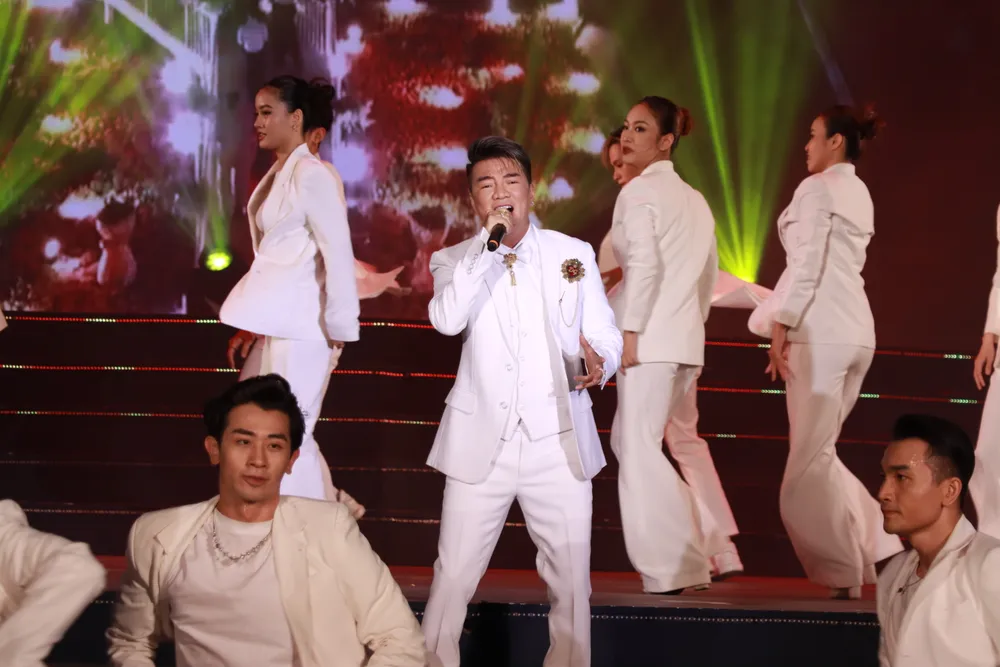 Đàm Vĩnh Hưng thể hiện Quê hương tình yêu và Mùa xuân trên TP.HCM