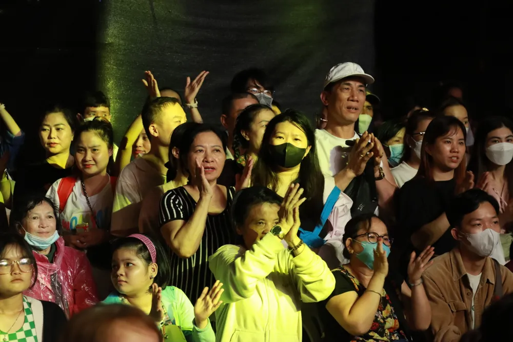 Đông đảo khán giả ở đến tối muộn hòa mình cùng âm nhạc