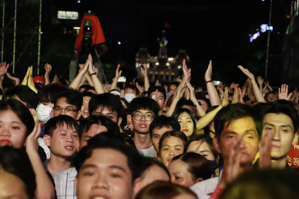 Khán giả đến từ sớm ủng hộ và thưởng thức chương trình