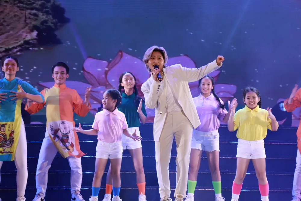 Vicky Nhung sôi động với &quot;Việt Nam đi và đi&quot;