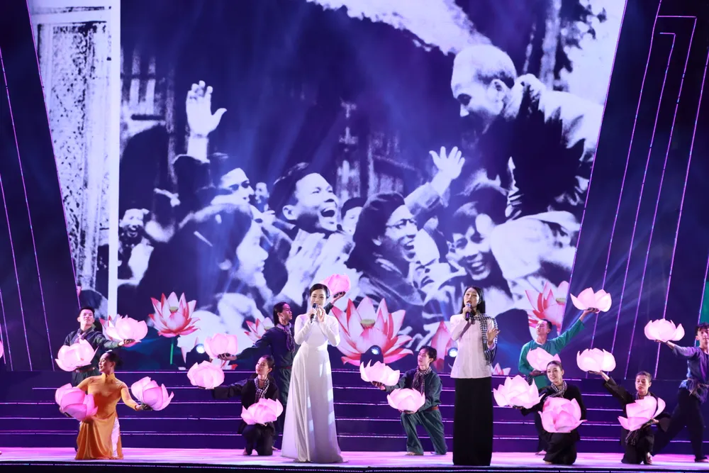 Mai Hiền Xuân và Thùy Trinh với ca khúc Bài ca dâng Bác