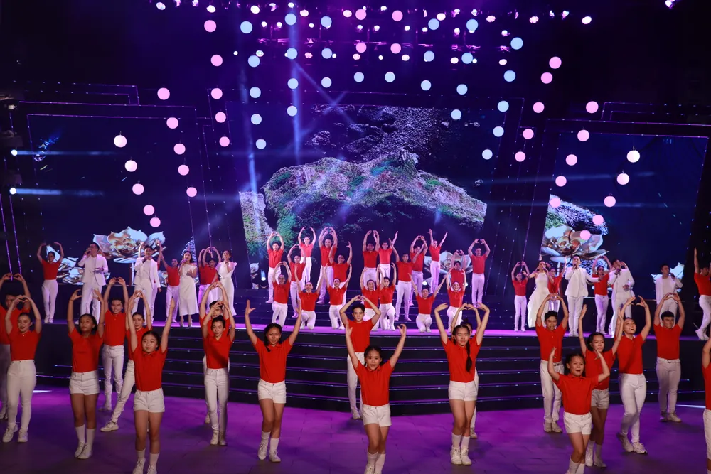 Khép lại chương trình là ca khúc Tôi tự hào là tương lai Việt Nam - Vietnam I Love qua phầ⁷n thể hiện của tốp ca và nhóm múa.