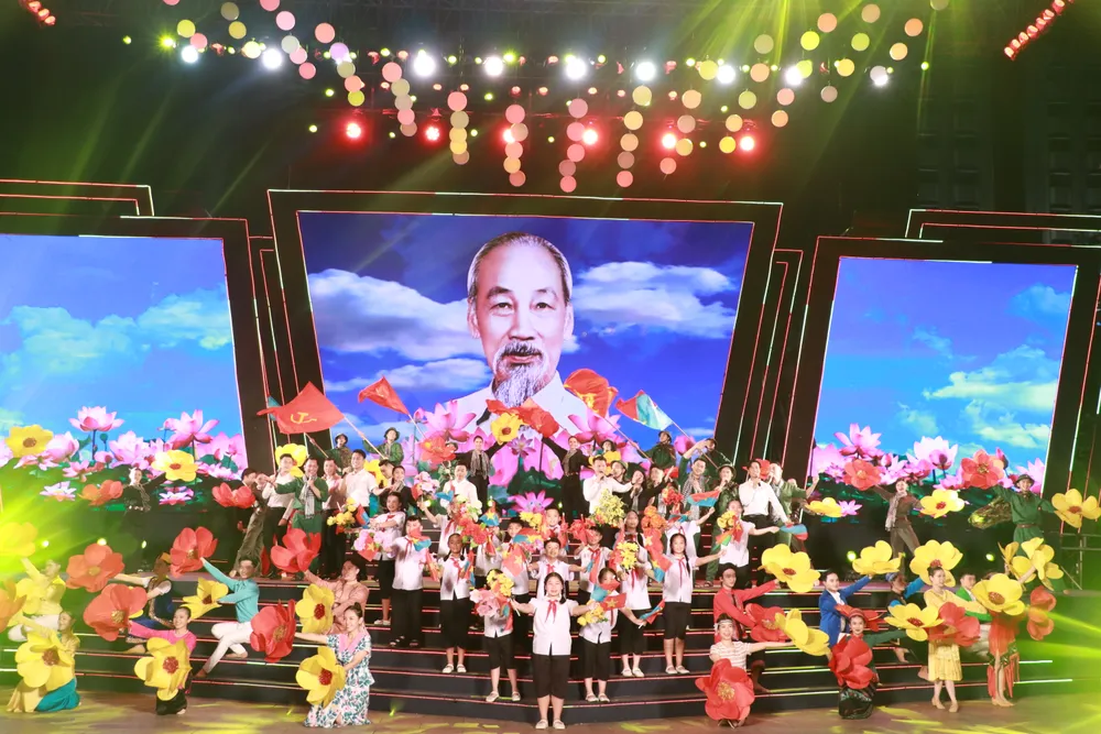 Chương trình &quot;Việt Nam – Niềm tin sáng ngời&quot; là nơi nhân dân ôn lại những trang sử hào hùng và gửi gắm niềm tin, khát vọng vươn lên. Ảnh: VĂN HÀ